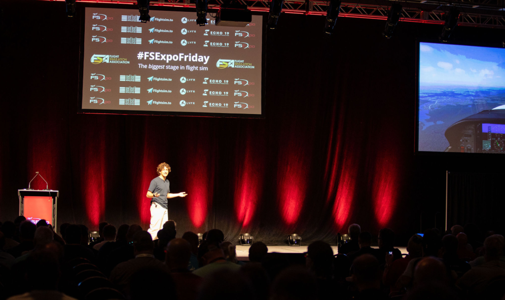 Présentateur s'exprimant sur scène lors d'une session de séminaire FlightSimExpo
