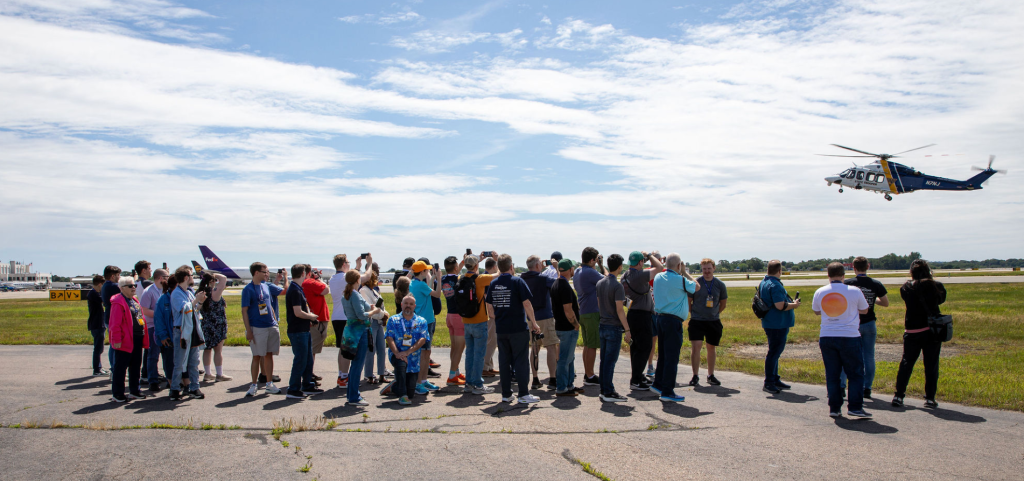 Les participants de FlightSimExpo participent à une activité de visite de l'aéroport