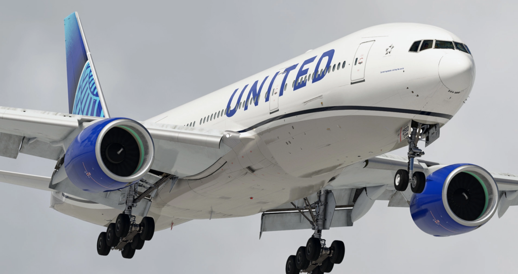 Boeing 777 d'United Airlines en livrée PMDG en approche, représentant un vol réel recréé à l'aide de Flightradar24 et SimBrief