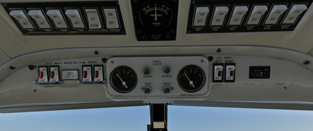 Panneau supérieur du cockpit CIS Chieftain avec interrupteurs d'éclairage, de dégivrage, de pompe à carburant et magnéto ainsi que jauges de carburant.