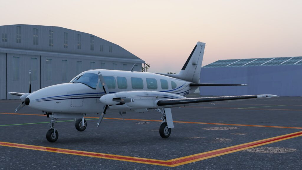 CIS Piper Chieftain garé sur le tarmac au crépuscule