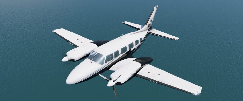 Bimoteur CIS Piper Chieftain en vol au-dessus de l'eau avec le moteur gauche arrêté