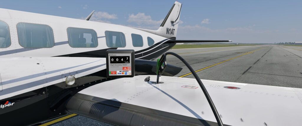 CIS Piper Chieftain sur la rampe avec un tuyau de carburant attaché