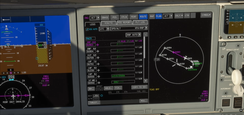 Plan de vol graphique et page d'itinéraire affichés sur le Synaptic A220-300 FMS.