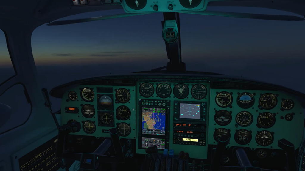 Cockpit du Piper Chieftain éclairé la nuit avec instruments éclairés sur un ciel sombre et crépusculaire