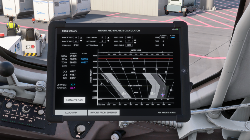 Application de masse et centrage sur l'EFB dans le cockpit de Fly the Maddog, affichant les données de charge et de carburant de l'avion